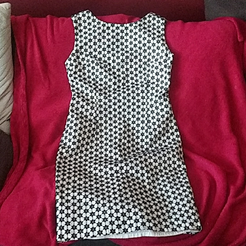 Di Vita di Luxe Creme and Black Sleeveless Dress